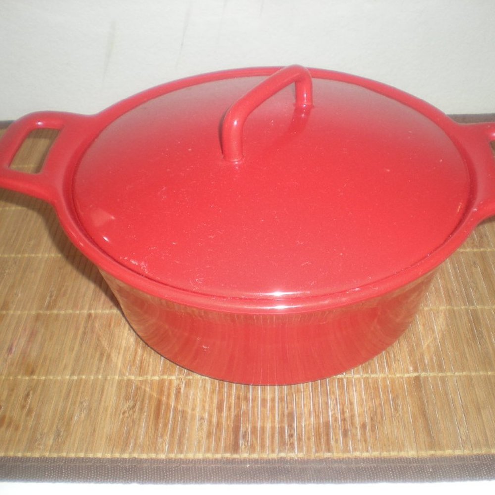 DASH OF THAT COOKING  SERVING WARE  RED  NEW   2.5 QUART